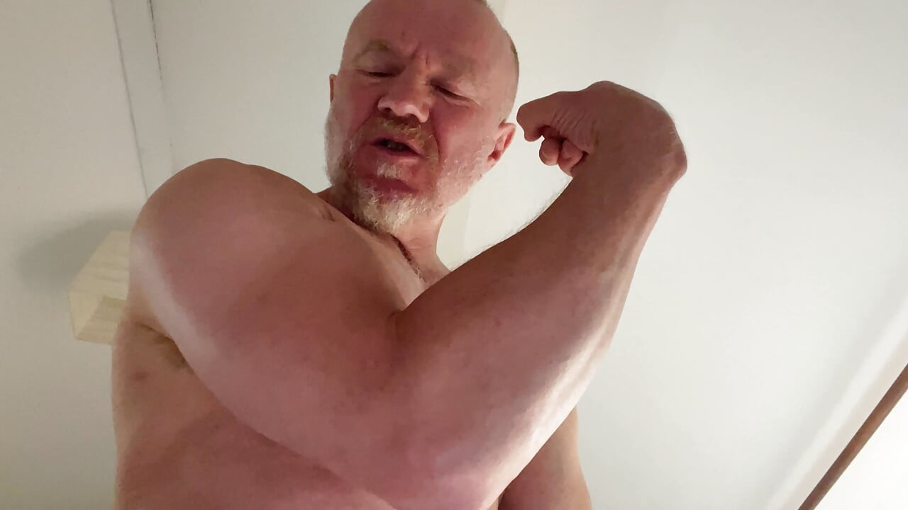 Big verbal muscle Daddy close up fucking POV, flexing grunting and spraying you with cum
