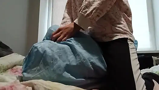 Super dünnes mädchen reibt ihre muschi auf einem kissen und kommt schnell, damit ihre eltern sie nicht erwischen