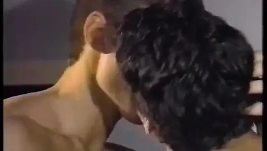 Homolar ağırlık kaldırıyor ve götten seks yapıyor