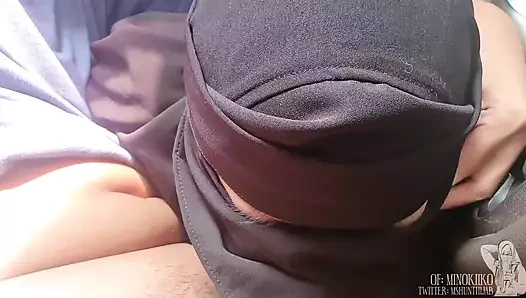 Siyah tesettürlü Minokiiko arabada sakso çekiyor
