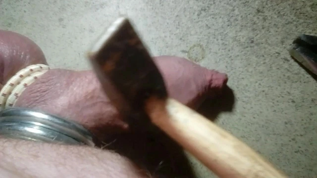 Jens11 Vorhaut mit Hammer und Zange 2