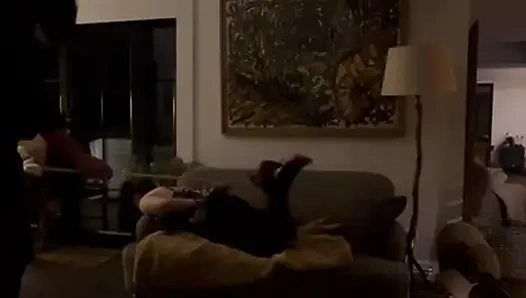 Kadın kılıklı koca şaplak atıyor!