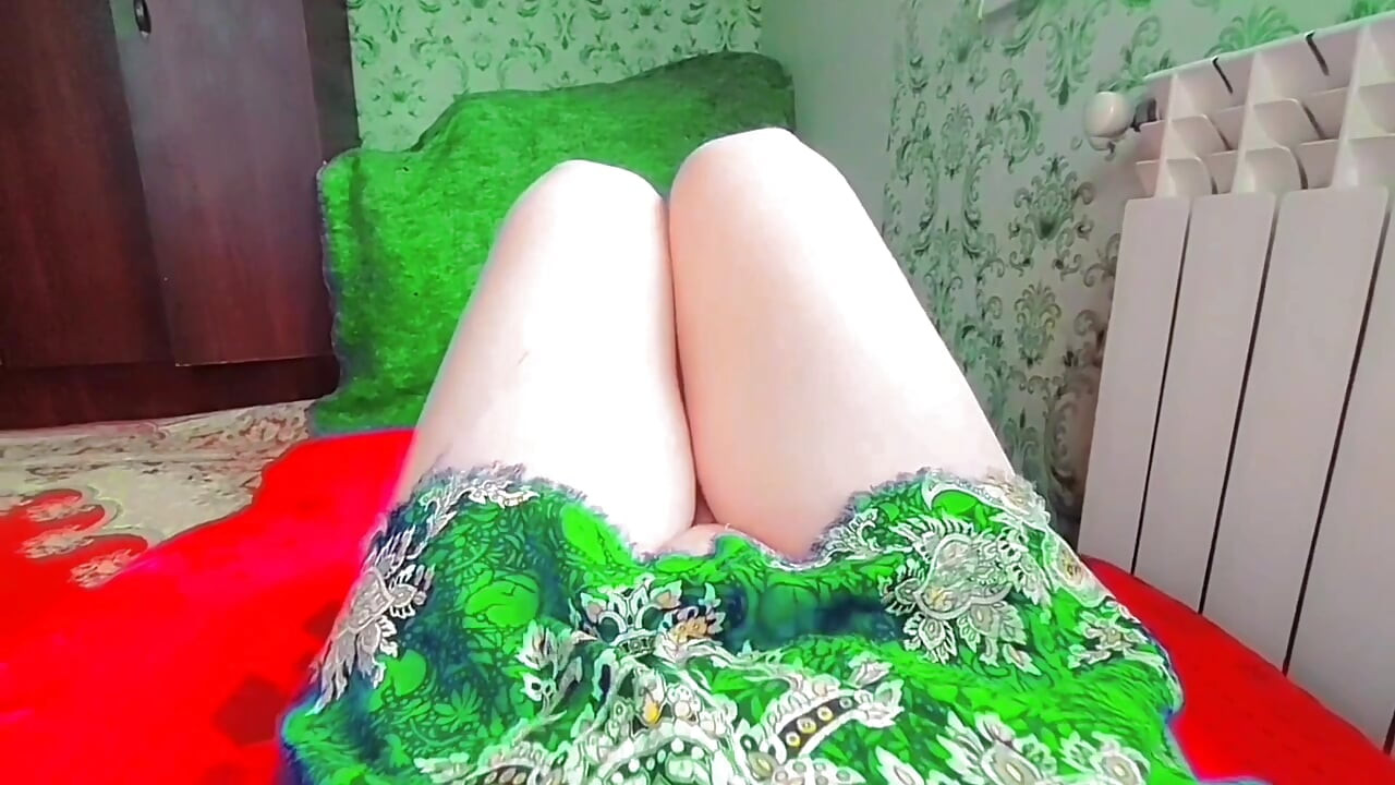 Prekrasan femboy pijucka sok od prugaste slame