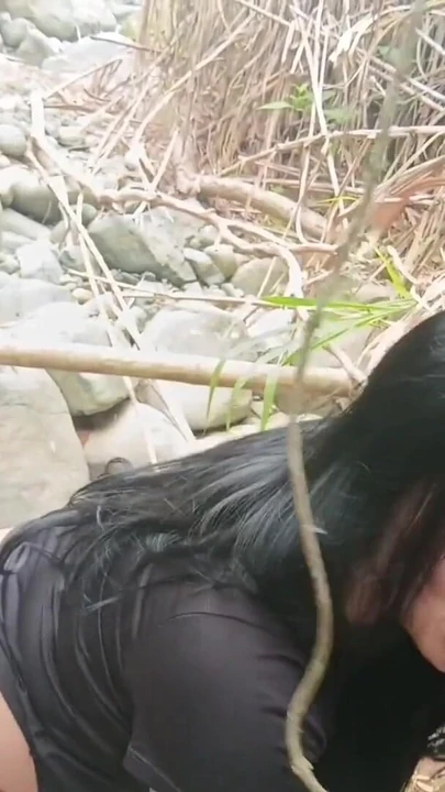 Superbe moment de "Première partie. SODOMIE DANS LA RIVIÈRE... Ils me cassent le cul dans la forêt ! J’adore qu’il éjacule dans mon cul !