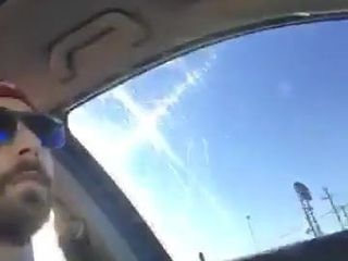 Exhibiționistă albă fierbinte se masturbează într-o mașină