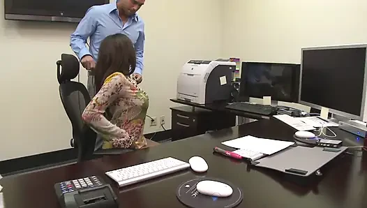 Sekretaris hot dientot di kantor