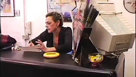 Blonde MILF liebt es, blowjobs im büro zu machen