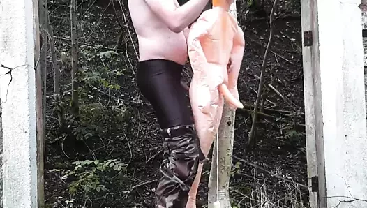 Lastik bebekle oynayan Randon boğazı