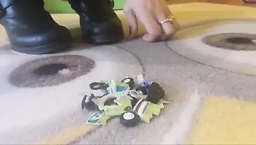 A Gorgeous but Sadistic Giantess.. Machines Have No Hope of Being Saved