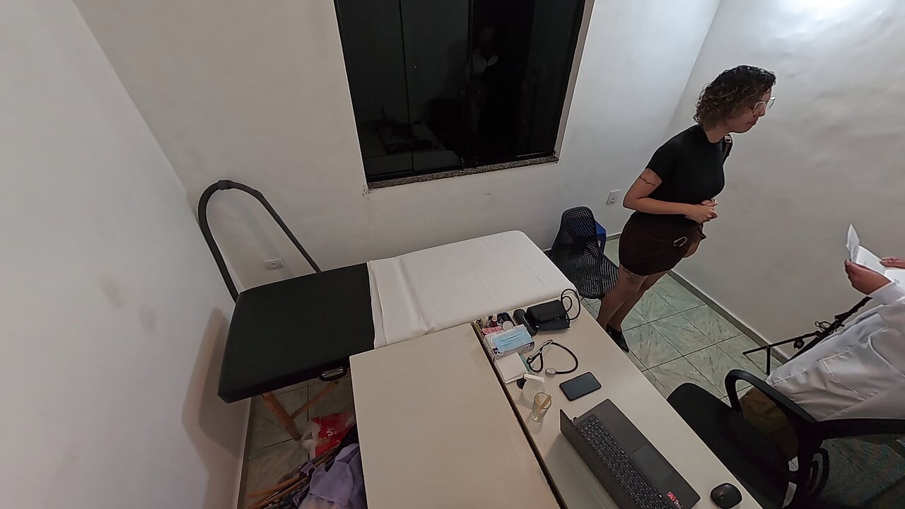 브라질 의사가 외국 여성에게 입사 전 건강검진을 실시한다.