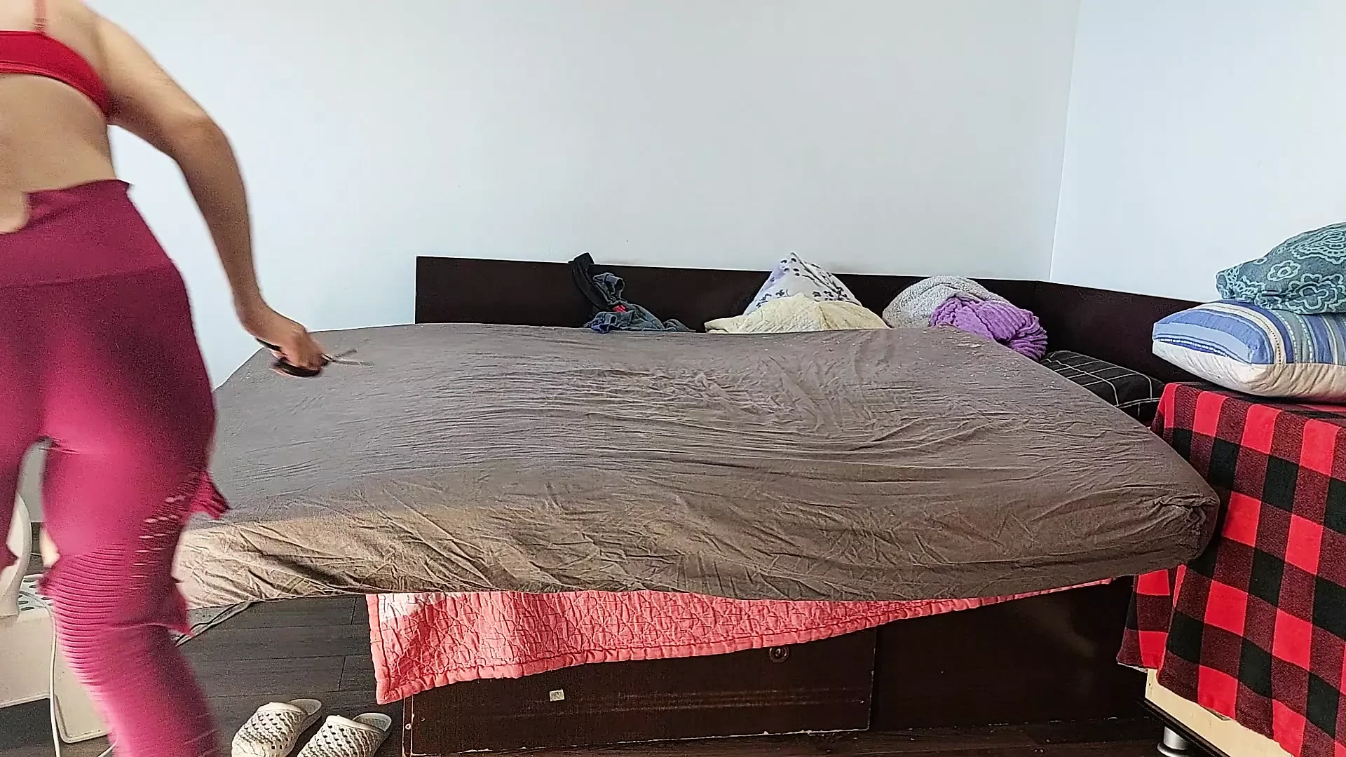 Isteri amatur berseronok mencuba pakaian yang dia potong.