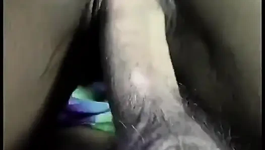 Cewek kulit hitam panas lepas baju lalu nyepong kontol hitam besar