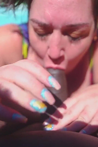 Semaj Media BBV Kylie voli da puši kurac pored bazena!