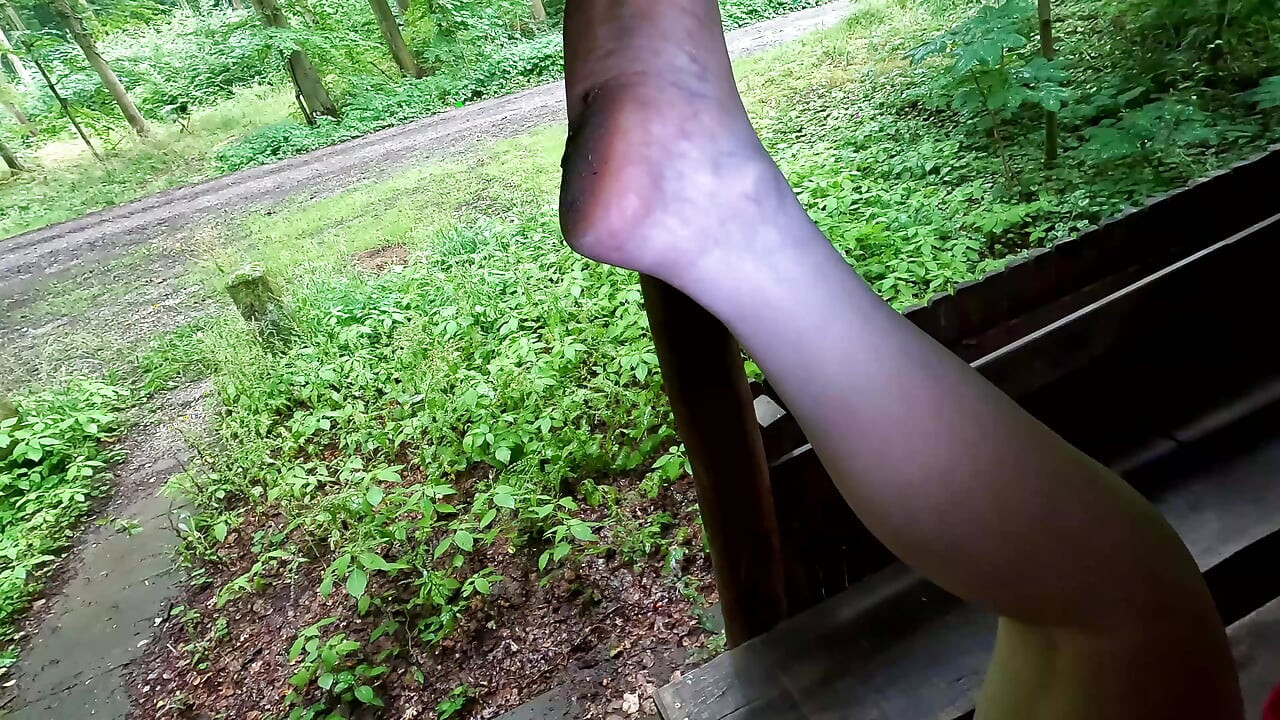 Un cul, des seins et une chatte punis dans la cabane à pique-nique