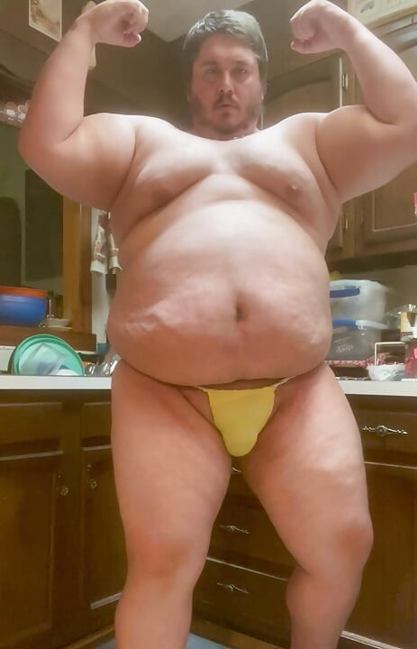 Chub musculos obez gigantic flexându-și încet corpul cărnos
