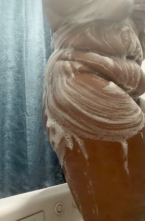 Ebony nimmt eine seifige Dusche