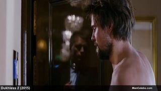 L&#39;attore Danila Kozlovskiy a torso nudo e in mutande nel film
