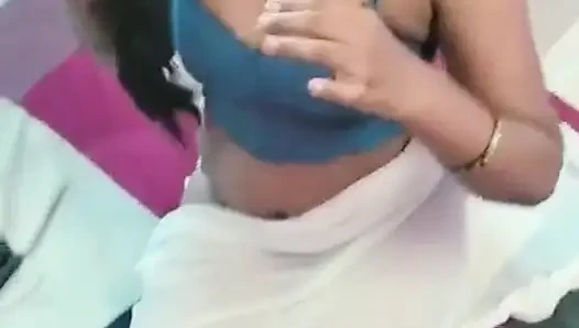 Tamilisches mädchen holt sich die haare