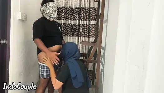 Gadis muslim berhijab aku mergokinya di kamar hotelku. Cewek sange ini lagi asik muasin memek bejatnya
