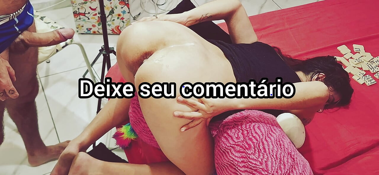 Падчерка без трусиків грає доміно зі своїм вітчимом