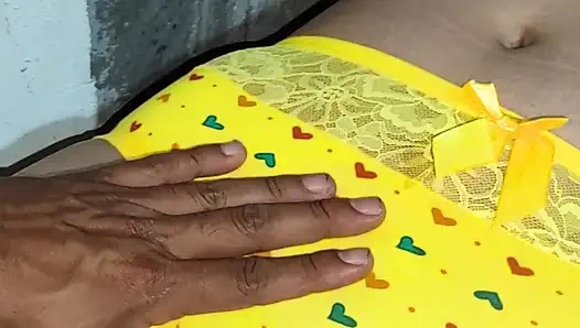 Saya masih perawan! Oh ya, itu sangat bagus! Perlahan menembus vagina saya di video India Tamil ini.