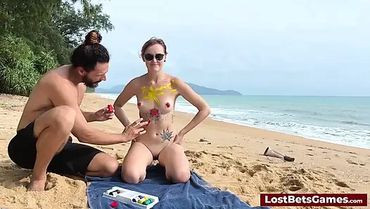 Game Strip Tic Tac Toe ini memblender kreativitas dengan rayuan