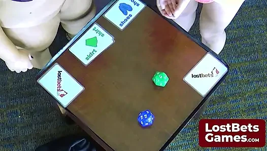 Chels сражается с грудастой Dee в игре с кости на раздевку