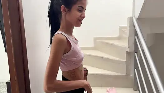 Bu lezzetli sıska kız seksi seviyor ve evde yalnızken onu merdivenlerde sert sikiyorum