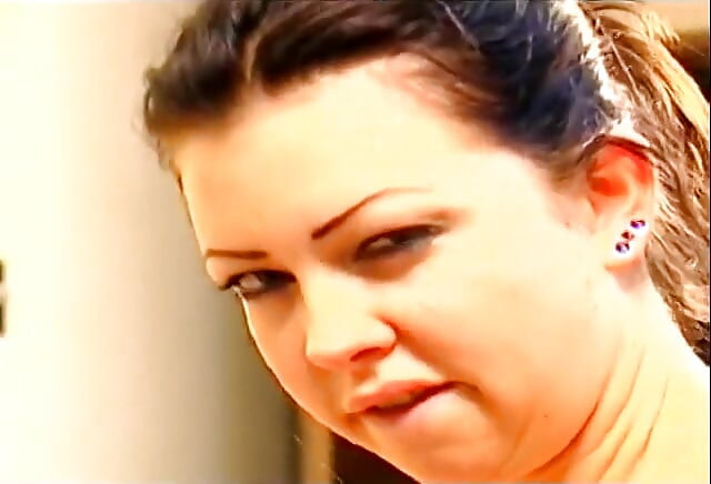 Nena sexy follada duro por su apretado coño en el sofá