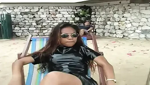 2 cewek semok latina lagi asik fetish lateks di kolam renang dan di pantai