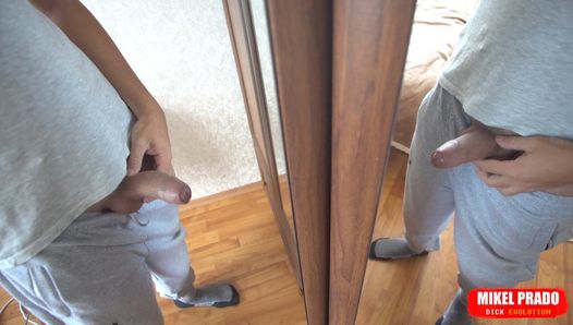 Le jeune amateur Mikel Prado montre une bite devant un miroir