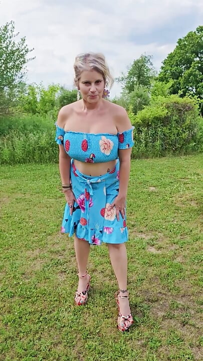 Real TOPLESS MOMMY Outside Mature MILF BIG TIT in the Sunshine