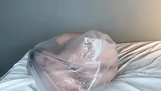 Çaresiz velet plastik içinde oynuyor