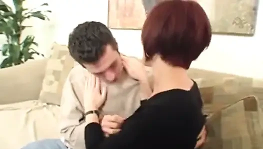 Lexi Simone трахается в гостиной с ее натуральными сиськами