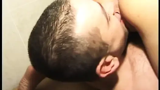 Azgın orta yaşlı seksi kadın duşta ağzına boşalana kadar büyük yarakla sikiliyor