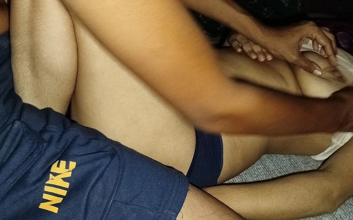 印度热辣的乡村女孩在酒店房间里的全重口味性爱.