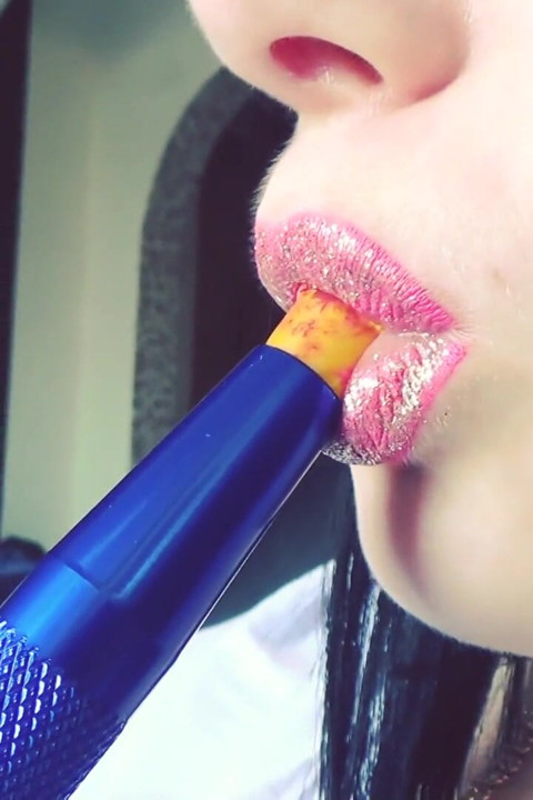 Hookah hút thuốc & tôn sùng son môi