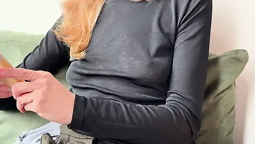 Ich fühle mich geil, während meine nippelpiercings durch meine halb hauchdünne bluse in einem öffentlichen café ziehen