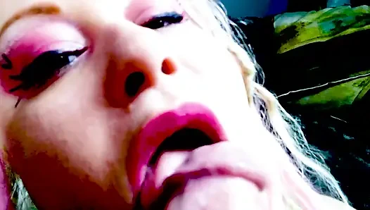 Üniversite öğrencisiyken yeni oda arkadaşın yarağını emmeyi seviyor