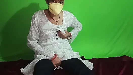 Sudha Bhabhi, a resident of Lucknow, took off her frock and showed off her frock.