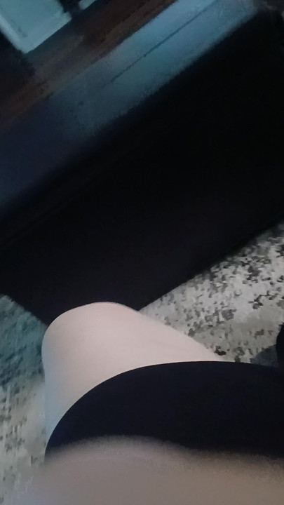 我正在给mrbone撸管，我需要任何女来吞下