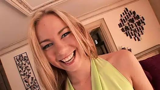 Taze kız melanie jayne sarışın bir fahişe amcığını alıyor