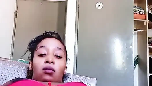 Beni pencereden izliyor