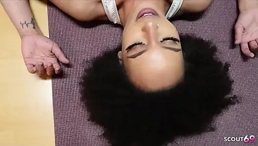 Dünnes deutsches ebenholz und rothaariges mädchen verführt ihren yoga-trainer zu FFM dreier-fick