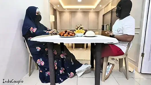 Учительница мусульманской школы в хиджабе идёт на свидание со звёздами