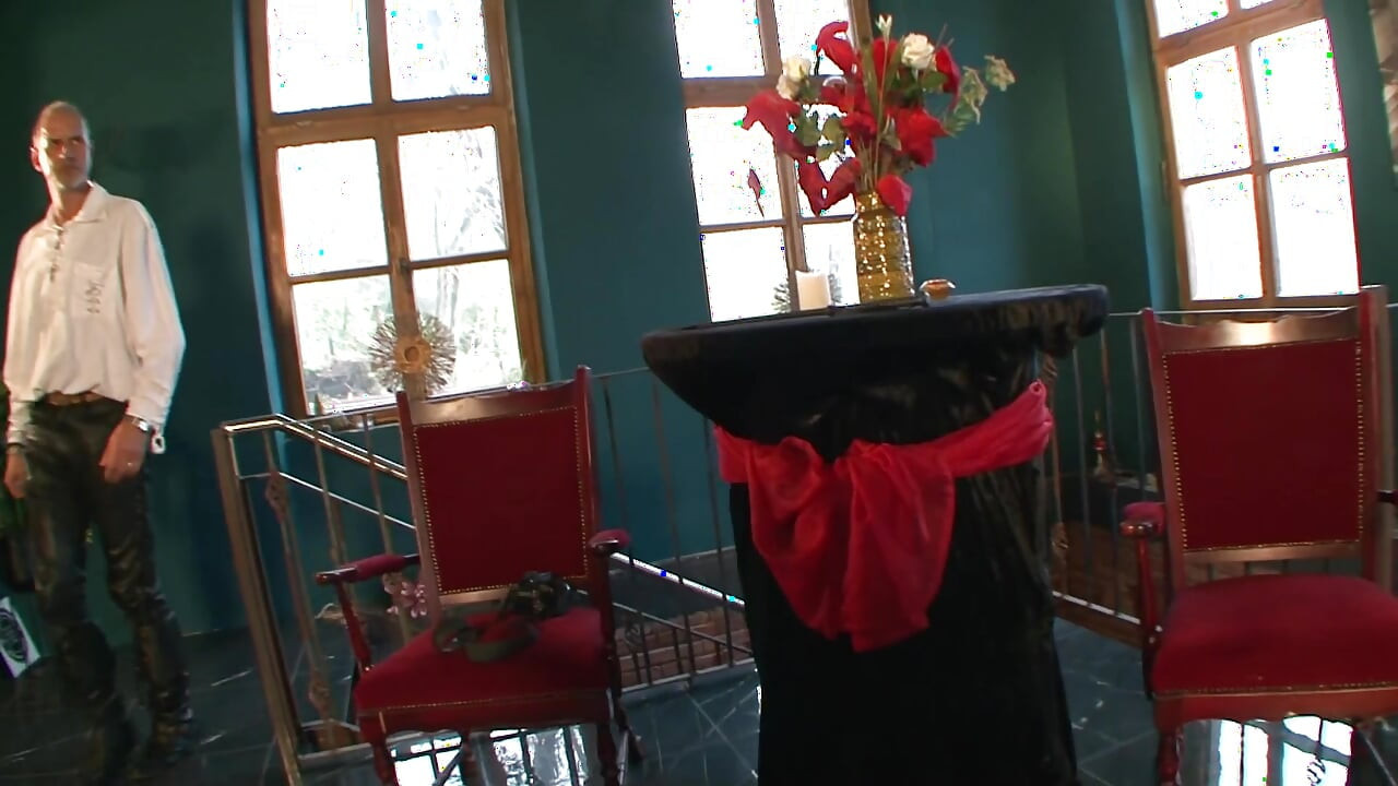 Aranyos BDSM lány - Szereti a gyötrelmeket