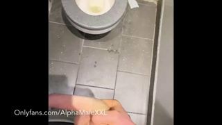 Публичный парень в общественном туалете