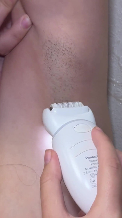 Haarige achselhöhlen rasieren! Epilation von Achselhöhlen mit einemPilator! Depilation!