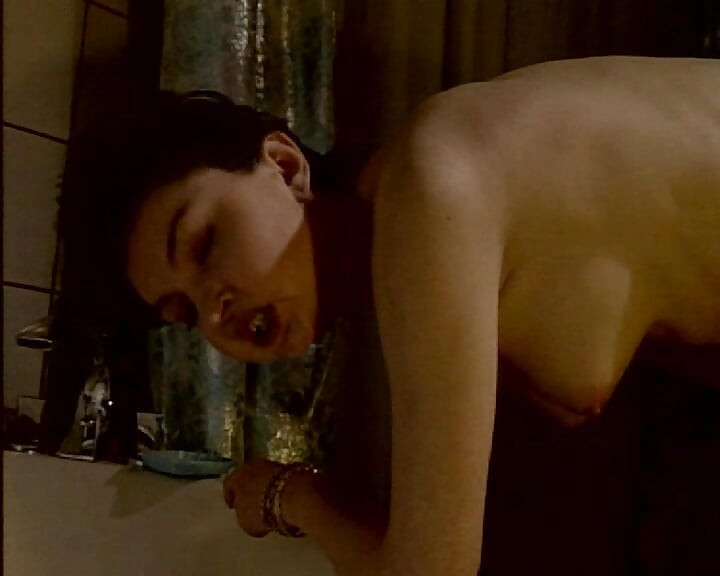 เธอเป็นสาวหีเจาะจากฝรั่งเศสที่ชอบเล่นกับของเล่น