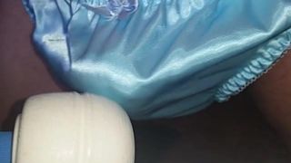 Geil orgasme in blauw satijn